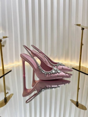 2025开春 新款首发 美得挪不开眼 2025专柜同步春夏新款Gucci 25S春夏新品水钻糖果色 后带凉鞋高跟 g家在体现高级感这块 总让人大写的服气 看起来