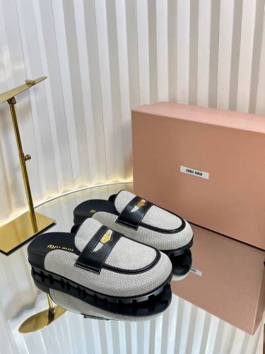 Miumiu缪缪春草编拖鞋 Miu Ss25 New Arrival～春夏 编织拖鞋新品 纯收工编织，小羊皮内里，慢慢慵懒 度假Feel 鞋底有一定厚度，很舒适