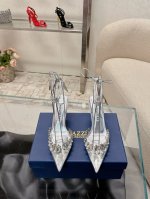 Aquazzur* 菠萝早春专柜新品仙女时装鞋系列，大量上新同步官网全系列均可定制龙年主打一个火爆，全网各大网红纷纷开秀，绝美的穿搭系列！ ★★★★★ 鞋面 胶