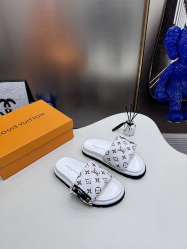 橙子出厂价p louis Vuitton 路易威登 Lv新配色 休闲魔术贴拖鞋 平底凉拖 情侣款 专柜同步更新 鞋面采用独一无二的驴家独特面料 面料轻盈透气 超