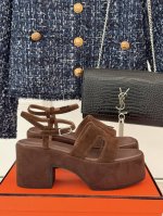 厂价 Hermès 爱马仕经典H厚底凉鞋依旧是永恒经典的H造型 极约复古的设计 浓厚的异域风情厚底在拉长腿方面真的yyds百搭舒适 上脚秒变大长腿！面料采用进口
