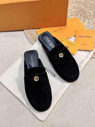 路易威登lv louis vuott on fw24 new arrival～秋冬最新款毛毛拖鞋～ 这双毛拖也是好好看！皮质的就是非常高级呀！！搭配秋冬的牛仔短