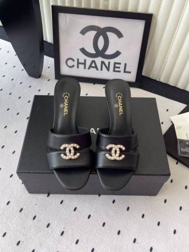 Chanel新款珍珠拖鞋 高版本出货 众多明星网红上脚 国内外博主刷爆的一个百搭系列 春夏衣橱搭配必备 凉拖首选 原版进口牛皮 绸缎鞋面 进口羊皮内里 原版意大