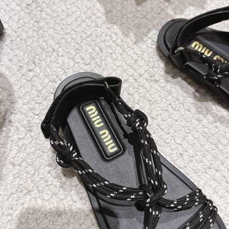 厂 Miumiu*缪缪 25夏季新品，全球最火夹趾凉鞋， p现在各大时装杂志封面 各路明星、小红书博主着用～搭配长裙、热裤的不二选择，闭眼入都是不会后悔 Zp开 - 点击图像关闭