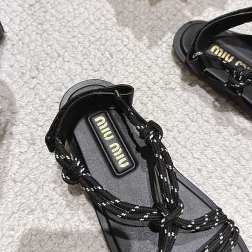 厂 Miumiu*缪缪 25夏季新品，全球最火夹趾凉鞋， p现在各大时装杂志封面 各路明星、小红书博主着用～搭配长裙、热裤的不二选择，闭眼入都是不会后悔 Zp开