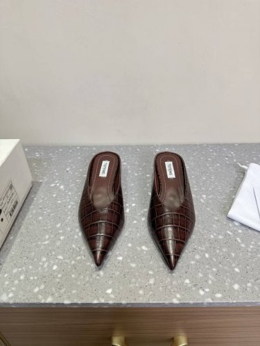 Toteme 小众潮牌 25Ss春夏新款 坡跟 尖头 穆勒半拖 进口皮高级舒适，配女神们的半身裙，不规则的弧形尖头，晚宴系列专属高跟鞋 贯穿整季Lookbook