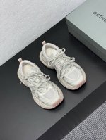 周雨彤同款，霍根时尚运动品牌Active One小粉鲸老爹鞋，化作海洋精灵 穿梭大海，轻盈灵动之姿 探索自由与舒适，长腿霸屏 轻装上阵甜酷穿搭。以鲸循迹炫酷美感
