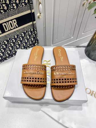 橙子出厂价p dior 迪奥春夏新款 镂空平底拖鞋 一字拖 休闲凉拖 这款D-Lane凉拖彰显经典风格 黑色牛皮革鞋面 展示镂空藤格纹图案 饰以金色饰面金属Ch - 点击图像关闭