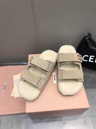MiuMiu24秋冬新品毛拖 ！进口蓬松柔软组合羊毛 独特慵懒个性风格！ 原版开发 全套包装 鞋面：进口牛反绒 内里：羊皮 大底：成型防滑大底 码数：35-41 - 点击图像关闭