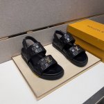 louis Vuitton 路易威登 男士休闲拖鞋 2025Z柜同步发售 码数:38-44# 1个颜色鞋面选用多材质拼接真皮内里 舒适透气 鞋底 原版舒适耐磨大