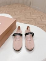 出 缪缪 Miumiu新款芭蕾舞鞋仙女款 以芭蕾的灵动意韵融于日常，以现代笔触刻画舞鞋经典轮廓 从经典日式鞋履汲取灵感 简而不繁适合多种造型，步履之间灵动时髦。