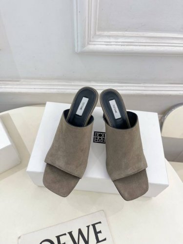 toteme 2025春夏新品 方头复古拖鞋 作为这两年最受欢迎的设计师牌 设计简单 细节巧妙 清新脱俗 不想满大街撞款的可以看看这个品牌 比较小众却又是那么好