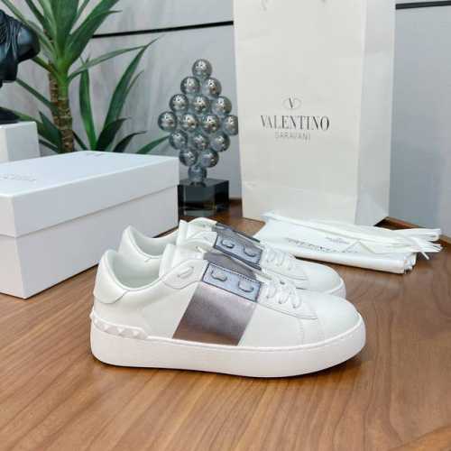 独家顶级版本 长期做货 VALENTINO华伦天奴最新时装周走秀 情侣经典小白鞋 网红名星同款一比一独家私模，重磅来袭，经典款最具特色的3D打印工艺，面料采用丝