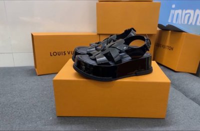驴家系列凉鞋 厚底 最新款-- Louis Vuitton 路易威登 最新时尚休闲半凉鞋～代购级当季最新潮品 众多博主纷纷种草，入购原版开模定制 镂空组合设计与