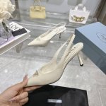 prada 普拉达 24 出厂价p 专柜走秀款尖头凉鞋 三角扣标 高跟 早春走秀款！ 鞋面：高定制漆皮面料 内里：进口水染羊皮 大底：原版意大利真皮大底 跟高：