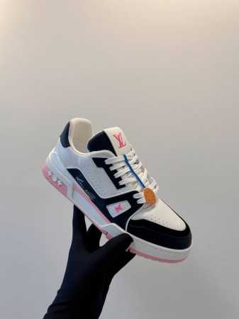 LV Trainer Sneaker 一如继往的给足安全感，实物比图片更好看更精致！梦中情鞋击败～99% 多巴胺百搭，糖果色系真的好甜 元气度满满的 奢华品质， - 点击图像关闭