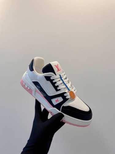 LV Trainer Sneaker 一如继往的给足安全感，实物比图片更好看更精致！梦中情鞋击败～99% 多巴胺百搭，糖果色系真的好甜 元气度满满的 奢华品质，