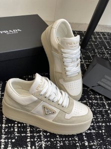 代购级 Prada 25ss p家 25春夏厚底小白鞋 德训风格 麂皮和光面皮拼接撞色，细节感跟好 三角标点缀，简单高级！关键上脚超显腿长，轻松拉长腿部显腿！S