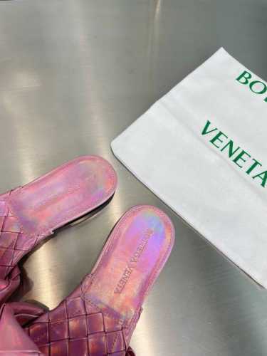 Bv 葆蝶家 春夏 平底大编织拖鞋 镭射玫红 编织设计元素 堪称Bv家族设计基因 鞋面采用手工编织 搭配内胆舒适设计 设计感十足 一款彰显个性 潮流神级单品 所