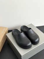 情侣款弧形勃肯半拖系列 暗黑先锋五芒星疯狂系带款家族标识设计.牛皮四合扣後帶還可以拆卸，魔术貼皮帶還可以隨意調節鬆緊.解鎖不同穿搭方式 面料材质：光面2款面料黑