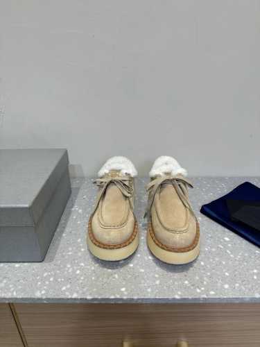 PRADA 普拉达 24ss秋冬新款 厚底休闲 羊毛 乐福鞋 这款运动鞋延续经久不衰的轮廓，是新款经典单品 采用麂皮 精心制作， 提升格调 款式轻盈，搭配三角扣