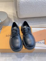 出厂价 情侣款 Louis Vuitt*新款厚底皮鞋休闲鞋 超多明星同款 超重磅设计 每一处细节都是原版开模 上脚太酷了 鞋面牛皮 原版开模五金 内里垫脚羊皮
