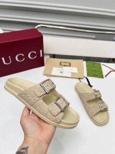 gucci新款压花拖鞋，Tpu组合大底精心制作， 压花鞋面，饰以同色调牛皮革细节提升格调，为整个设计注入一抹精致优雅的气息。 大底：Tpu大底 内里：羊皮 码数
