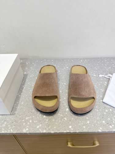 the Row 小众潮牌 25Ss春夏新品 水台 勃肯 拖鞋 这不用多说，是近两年最火之一的品牌，几乎博主人手一双！春天的季节就要到了，推荐这款随性又不乏设计感