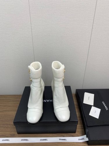 顶级版本 Chanel香奈儿 秋冬新品系带爆款走秀短靴！ 立体饱满的菱格，小香经典元素；配搭开模定制的原版五金鞋带扣，鞋底有一定的厚度，增高效果也不错，让整体视