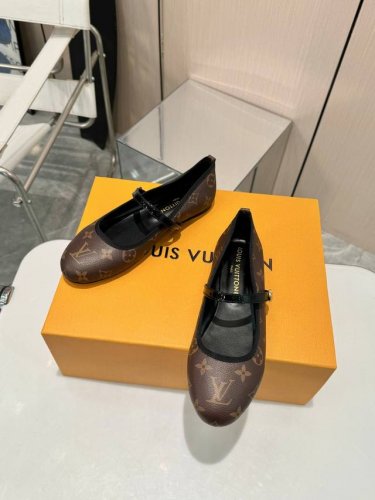时尚必备 LV路易威登单鞋，奢华新体验 今天给大家推荐一款路易威登的绝美单鞋！ 它采用高档真皮底，脚感舒适，每一步都仿佛走在云端。 牛仔布与真皮的完美结合，碰撞