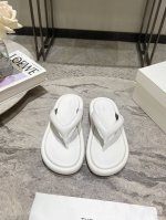 the Row 新款人字拖 编织面包拖鞋 软软鞋底和混种绵羊皮包裹泡棉，让面底都更舒适，置入软泡棉分担脚背压力，穿着不打脚，像踩着云朵一样很柔软。 人字拖夹趾处