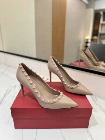 出厂价： Valentino 华伦天奴铆钉 VT经典单鞋，顶级复刻！侧身弧线完美，原版开模定制不生锈铆钉 特别有质感的五金衬托出满满的高级感，带给您正品级的脚感 - 点击图像关闭