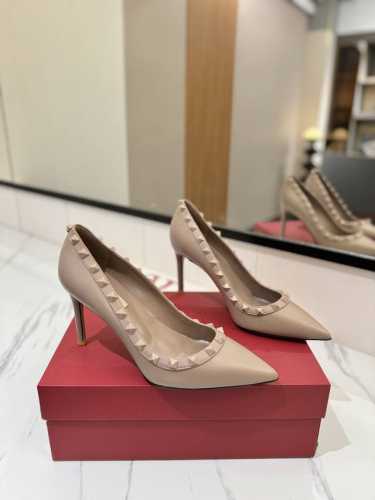 出厂价： Valentino 华伦天奴铆钉 VT经典单鞋，顶级复刻！侧身弧线完美，原版开模定制不生锈铆钉 特别有质感的五金衬托出满满的高级感，带给您正品级的脚感