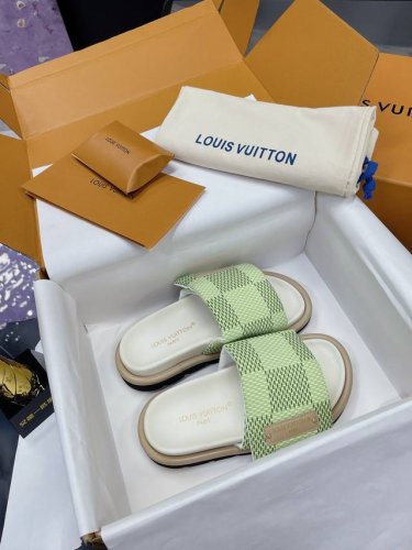 工厂p价p： 飞机盒10 Lv 情侣款专柜主打最新款牛仔拖鞋硬货上新 代购级别！高级感十足！国内外博主刷爆的一款，复古又时髦 上脚美炸了！官网主推款 鞋面：高定