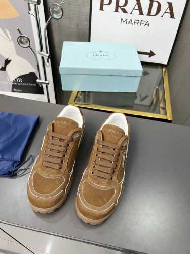 Prada* 情侣款:码数：35 45 Prada 普拉达2024Ss 秋冬新款德训鞋 休闲鞋官网1.1复制 这款牛筋底上脚非常舒适，今年非常火爆， 面料：