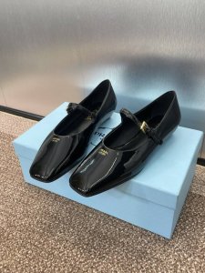 工厂价 PRADA 2025春夏新款方头低跟女鞋 普拉达粗跟果冻色时尚百搭单鞋材质:鞋面进口牛漆皮+水染羊皮内里+意大利注塑真皮大底跟高：2.5CMSize：3