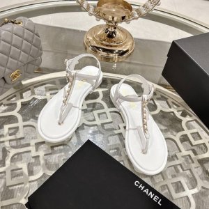 chanel 小香 最新走秀时装 链条装饰 顶级品质 精确到1 1 轻奢而不累脚 上脚可随意搭配春夏的服饰 更加彰显质感和品味 简约中带奢华的外观 哪怕只是一款