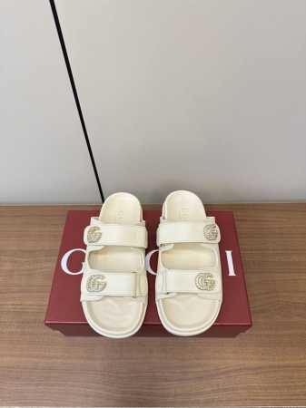 gucci｜古琦女士双G钻扣凉拖鞋 这款凉鞋以Gg帆布匠心打造，缀饰一眼可辨的双G标识，配以浅金色调配件，为整个设计注入一抹精致优雅气息 原版定制牛皮 内里定制 - 点击图像关闭