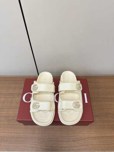 gucci｜古琦女士双G钻扣凉拖鞋 这款凉鞋以Gg帆布匠心打造，缀饰一眼可辨的双G标识，配以浅金色调配件，为整个设计注入一抹精致优雅气息 原版定制牛皮 内里定制
