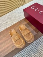 2025福利新品厚底Gucci互扣式刺绣大G横带穆勒鞋 迷你Gg压纹包头拖鞋勃肯半拖官网同步，原版一比一复制，最高版本所有材质细节均与Yb一致 常年做货。 面料