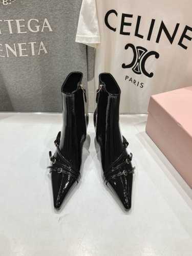 高版本出厂 MiuMiu*缪缪 大热走秀新款 小猫跟漆皮小短靴及裸靴 走秀款出现在各大时装杂志封面 各路明星、小红书博主着用～全新复古上脚尤为惊艳到你的一款闭眼