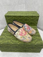 P220 Gucci新款女士Gg麻底鞋 材料、纹理和图案相结合，在整个系列中营造出温暖的天气感觉。这双麻底鞋采用编织绳索鞋底，采用Gg 花卉Tpr制成。 Gg
