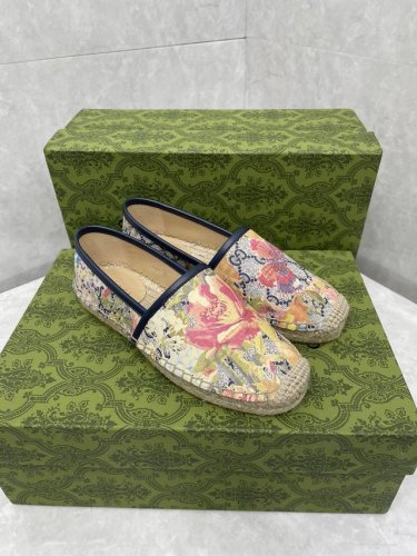 P220 Gucci新款女士Gg麻底鞋 材料、纹理和图案相结合，在整个系列中营造出温暖的天气感觉。这双麻底鞋采用编织绳索鞋底，采用Gg 花卉Tpr制成。 Gg