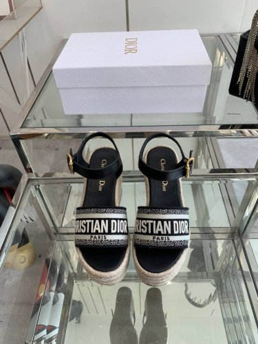 Dior 迪奥 25Ss 夏季高版本新款 厚底拖鞋 简约超级百搭. 上脚完美奢华可任意搭配春夏服饰. 脚感更是舒适 材质原版完美复刻. 原版拆解开模. 面料 原