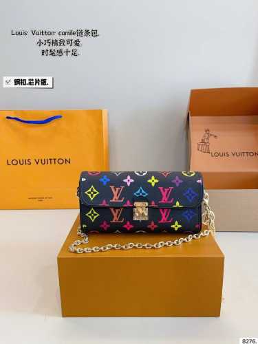 配礼盒 Lv 路易威登 白三彩Camille 链条包 两根链条随意切换. 上身好好看哦.秀气又贵气.尺寸：20*6*11Cm