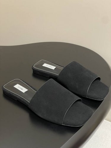 高跟 -平底 - toteme 25Ss夏季新款 极简方头绒面一字带平底高跟凉拖鞋 呈现的利落融合很的完美 牛反绒打造上脚超级舒适 无是论休闲度假还是优雅知性