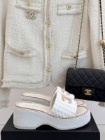厂价 Chane*｜小香25C春夏新品度假 厚底链条双C拖鞋 这一季度假凉拖系列真的超美！ 搭配链条双C五金装饰 简约百搭 上脚超级美的 怎么看怎么好看 Go