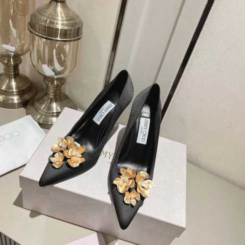 jimmychoo JC 吉米周春夏新款 经典高跟鞋廓形，配以现代感滴跟与方形开口鞋面，升级打造摩登鞋履。哑光缎面材质，意大利制作，鞋身夺目点缀水晶饰闪亮金色金
