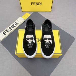 fendi 芬迪 男士最新款休闲鞋！专柜同步上市！全进口头层小牛皮磨砂皮 舒适内里 羊皮垫脚，内里采用头层顶级羊皮，原版原厂特供橡胶大底。引领时尚新概念。码数：