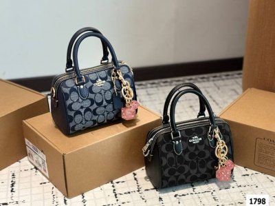 配挂件 Coach Mini Rowan新款 蔻驰原单 枕头包，Ykk原单五金搭配精致面料 做工完美百搭神器 专柜尺寸 18 13Cm 飞机盒包装
